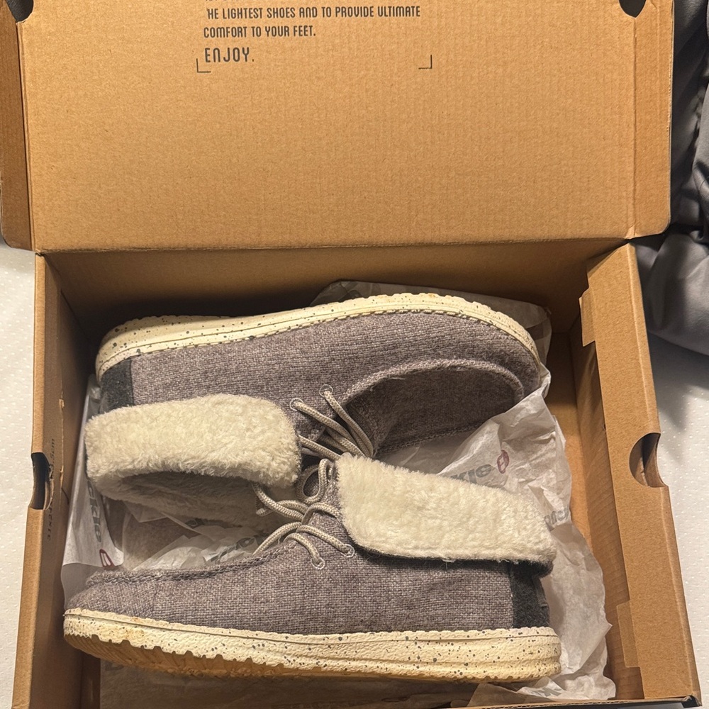 Size 6 women’s hey dudes